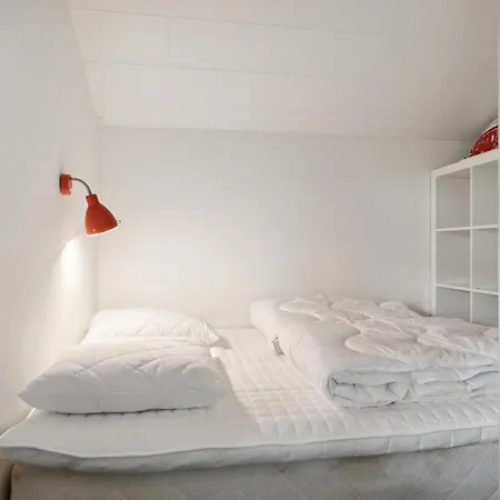 4 Bedroom Beautiful In Casa de Férias