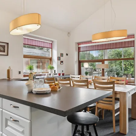 4 Bedroom Beautiful In Дом отдыха