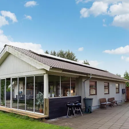 4 Bedroom Beautiful In Casa de Férias *