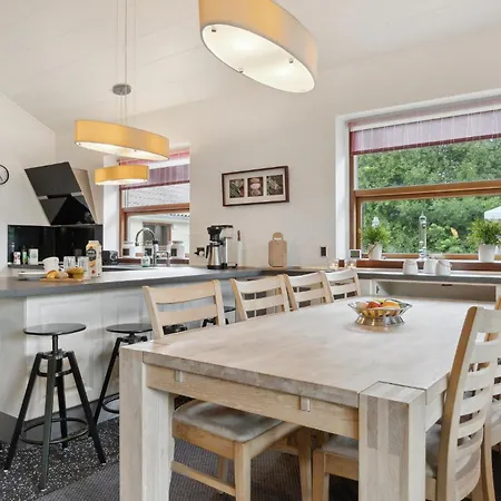 Дом отдыха 4 Bedroom Beautiful In *